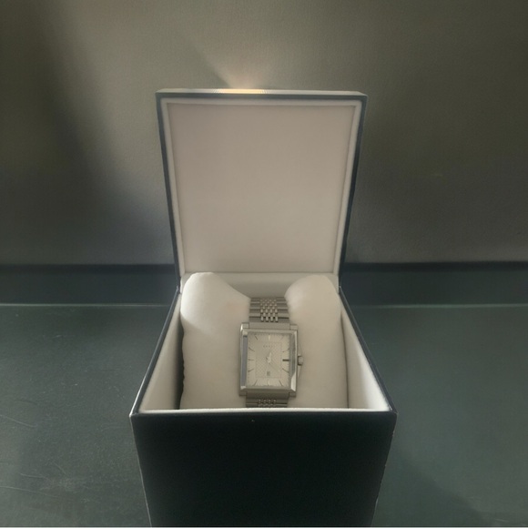 NIB GUCCI G-Timeless Rectangular Watch $990 - Picture 7 of 8